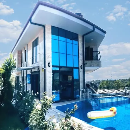 Villa15 Lodge, Five-star 5bd 5-5ba Access With Pool , Gym, Sauna, Alfresco Dining & Garden Manavgat